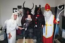 Hedvika Mikešová z Jablonce nad Nisou už má pět let na 5. prosince stejný program. Navštěvuje děti svých známých v kostýmu anděla.