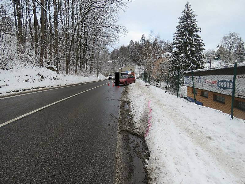 Havarované auto v Podhorské ulici v Jablonci nad Nisou.