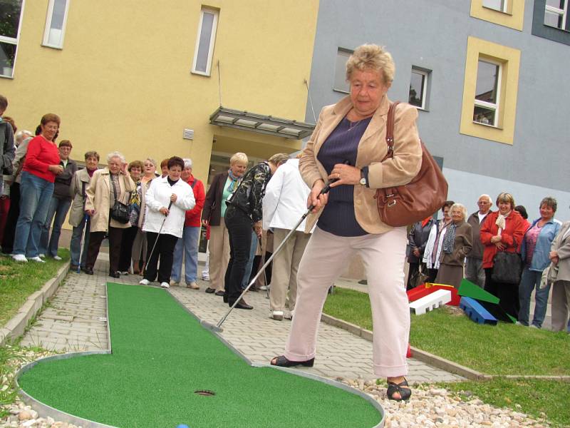 Senioři na zahradu Spolkového domu dostali minigolf.