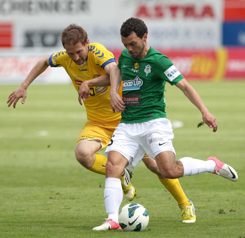 Jablonec doma remizoval s Jihlavou 1:1. Na snímku Luboš Loučka z Jablonce a Marek Jungr z Jihlavy.