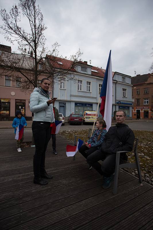 Pokojné shromáždění na podporu vedení Waldorfské školy Semily, která nepožaduje po dětech testování na Covid-19.