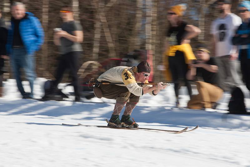 Recesisté na lyžích závodili ve Smržovce v dobových kostýmech. Závodilo se ve třech disciplínách. Slalom, sjezd s nejdelším dojezdem do protisvahu, a ve skoku, který byl většinou spojený s krkolomným pádem.