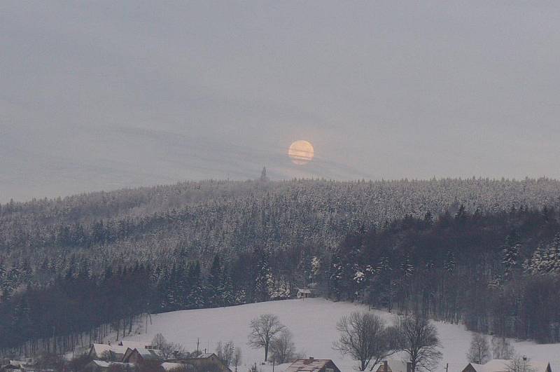 Ranní západ měsíce nad Horní Černou Studnicí