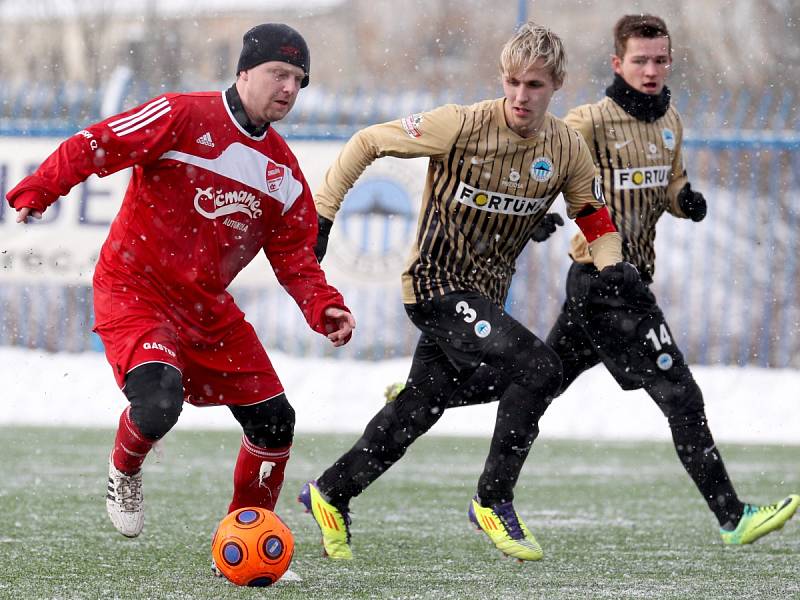 Fotbalisté Mšena (v červeném) porazili v přípravě juniorku Slovanu Liberec 5:4.