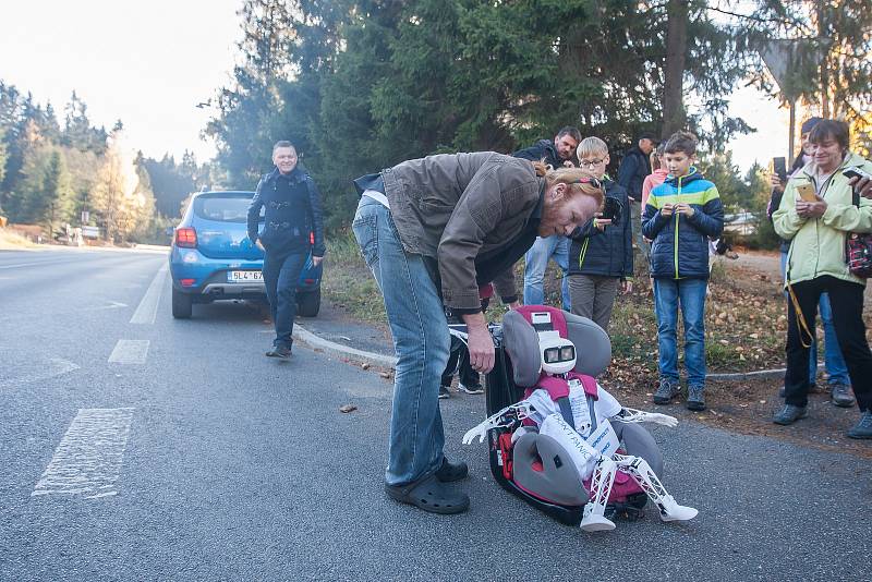 Matylda, humanoidní open source robot z dílny OpenTechLab Jablonec nad Nisou, se 31. října vydal stopem do Muzea rekordů a kuriozit v Pelhřimově. Matyldu je možné na její cestě sledovat online na facebooku nebo v mobilní aplikaci. Na snímku je s Matyldou 