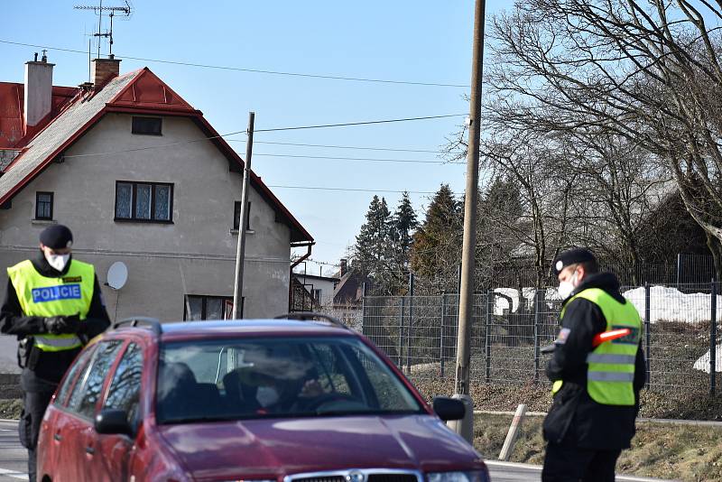 Policejní hlídky kontrolovaly o víkendu pohyb osob po Libereckém kraji. Sobota 6. března