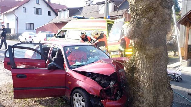Smržovka v pátek odpoledne. Přes veškeré úsilí záchranářů lékař konstatoval smrt řidiče. Narazil do stromu. 