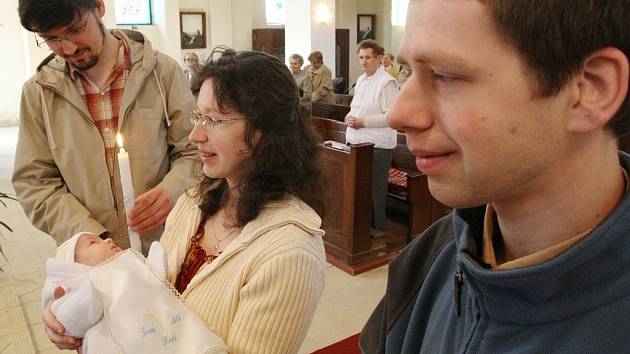 Středem liturgie na velikonoční pondělí v jabloneckém kostele Nejsvětějšího Srdce Ježíšova na Horním náměstí byl křest novorozence Jáchyma Jana Macka. Kmotrem se mu stal jeho strýc Vít Machek.