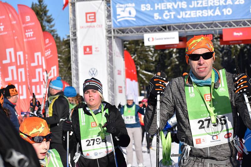 V sobotu v 9 hodin se na bedřichovském stadionu postavili na start účastníci závodu Hervis Jizerská 25 a o patnáct minut později ČT Jizerská 10. Oba závody se jely klasicky.