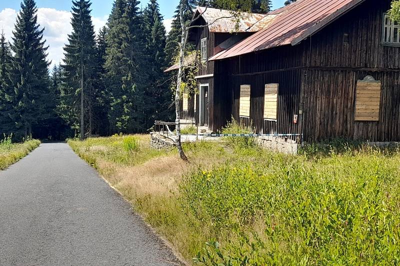 Protržená přehrada na Bílé Desné je oblíbeným cílem turistů.