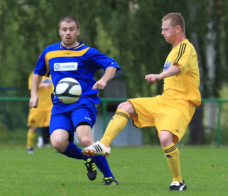 Fotbalisté Mšena sestřelili Holici (v modrém) přídělem 8:0.