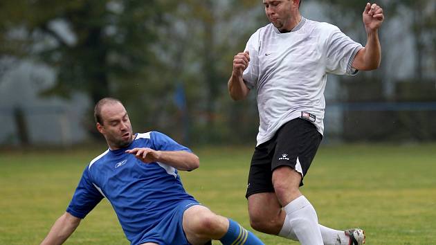 Fotbalisté Zásady (v bílém) porazili Rokytnici 2:1.