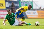 Zápas 23. kola 1. fotbalové ligy mezi týmy FK Jablonec a FC Fastav Zlín se odehrál 9. dubna na stadionu Střelnice v Jabloneci nad Nisou. Na snímku zleva Martin Pospíšil a Diop Dame.