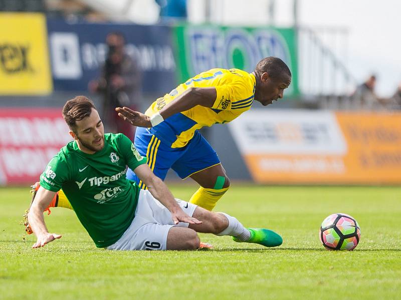 Zápas 23. kola 1. fotbalové ligy mezi týmy FK Jablonec a FC Fastav Zlín se odehrál 9. dubna na stadionu Střelnice v Jabloneci nad Nisou. Na snímku zleva Martin Pospíšil a Diop Dame.