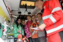  Letos už po desáté našel jablonecký Český červený kříž azyl u profesionálních hasičů, aby dal dětem možnost poměřit své schopnosti a dovednosti v kvalitě poskytování první pomoci. Soutěž Hlídky mladých zdravotníků je postupová.