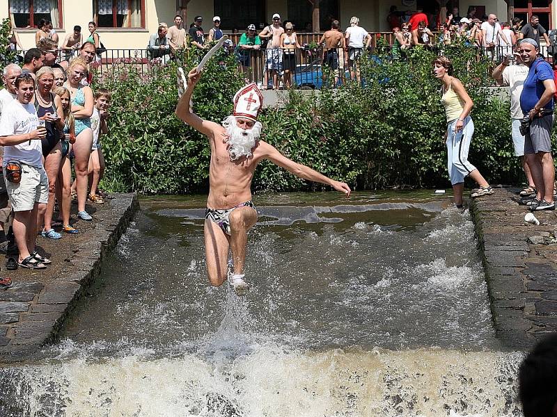 Na úvod sobotního dne šestnáctého ročníku festivalu Benátská noc se konala v Malé Skále na Jizeře tradiční neckyáda. Šok! Mikuláš na letní dovolené na Malé Skále.