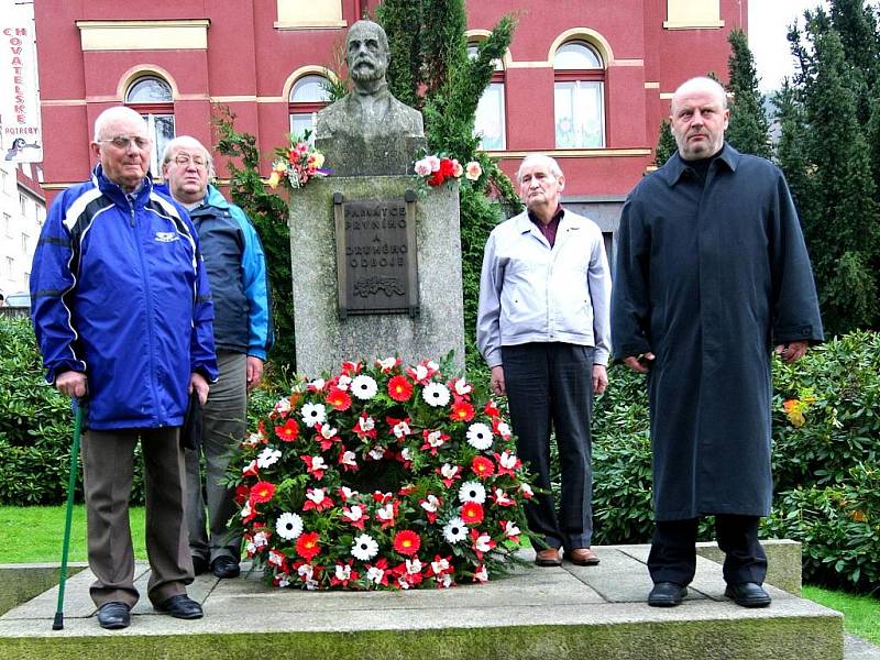 V Tanvaldu proběhl v úterý odpoledne pietní akt na náměstí T. G. Masaryka. 