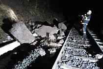 Sesuv kamenů na trať v Košťálově u Semil zastavil dopravu na tři hodiny.