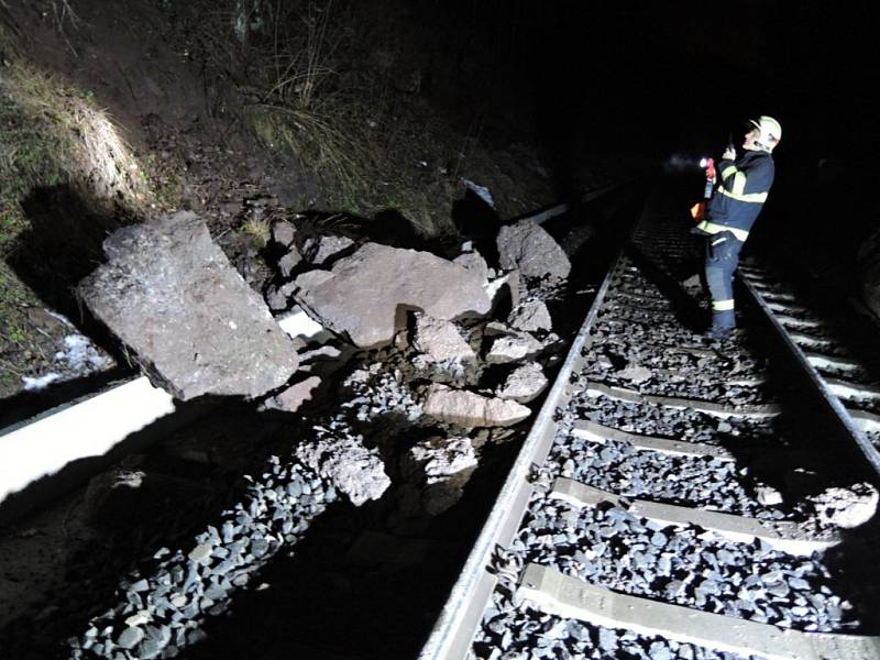 Sesuv kamenů na trať v Košťálově u Semil zastavil dopravu na tři hodiny.