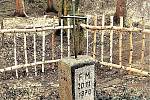 Stezka má celkem šest zastavení. Prvním z nich je Malikův náhrobek: polesného Franze Malika 20. listopadu 1870 v lesích nad Dětřichovem smrtelně postřelili pytláci.