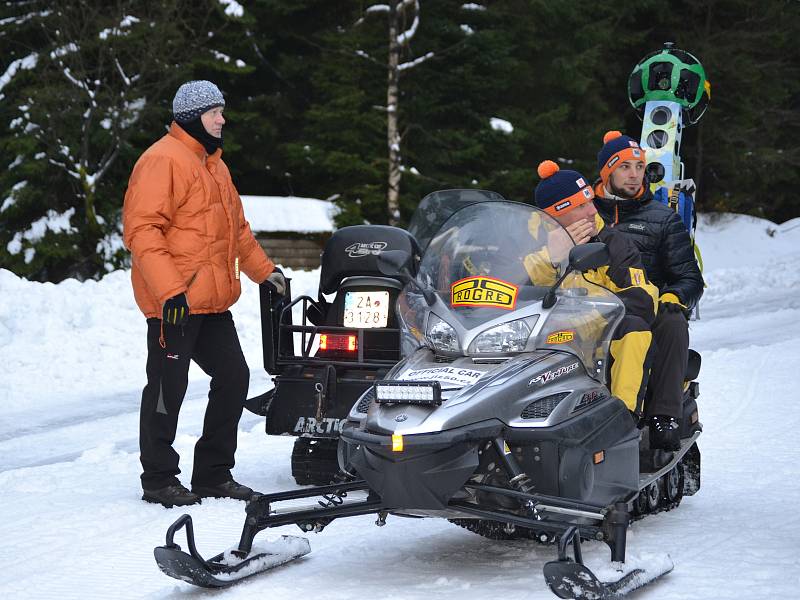 Speciální mapovací přístroj Street View Trekker má 15 čoček a dva GPS přijímače, celé zařízení má zhruba 20 kg, při jízdě je nutné držet stabilitu. Vše má na starosti operátor Ondřej Brouček (na snímku při rozhovorech) z organizačního týmu J50.