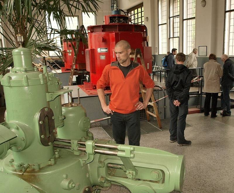 Pedagogové si prohlédli i malou vodní elektrárně Spálov na Semilsku.