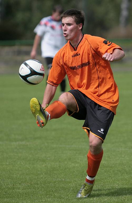 Fotbalisté Jiskry Mšeno porazili v generálce na divizi Pěnčín (v bílém) 9:0.