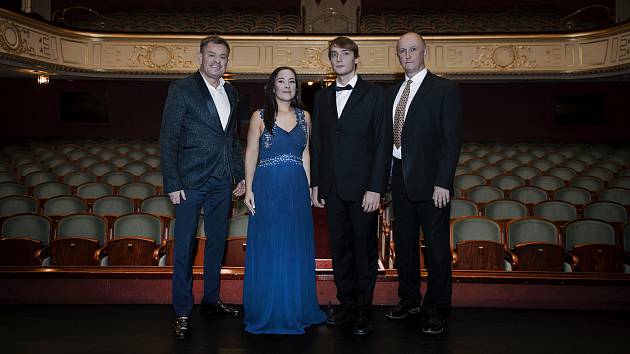 Mladí pěvci pozvali do jabloneckého divadla legendu opery