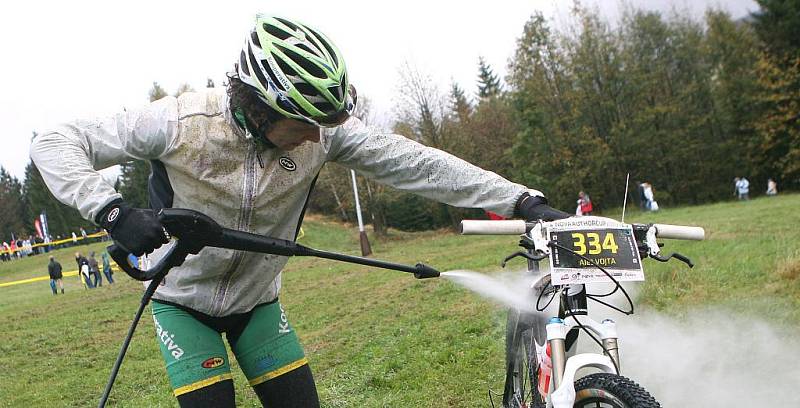 V sobotu 8. října se v Josefově Dole na Jablonecku konal už 16. ročník tradičního cyklistického závodu Nova Author Cup, který patří k závěrečným měřením sil v sezoně. Na start  závodu se v deštivém počasí postavilo více jak tři a půl  tisíce závodníků.