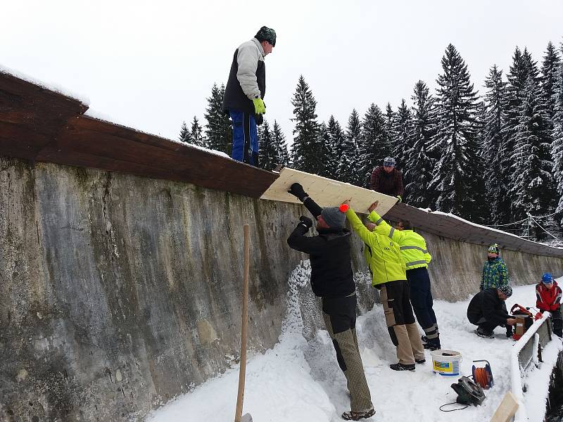 Škody za tři čtvrtě milionu způsobila nedávná vichřice na smržovské dráze.