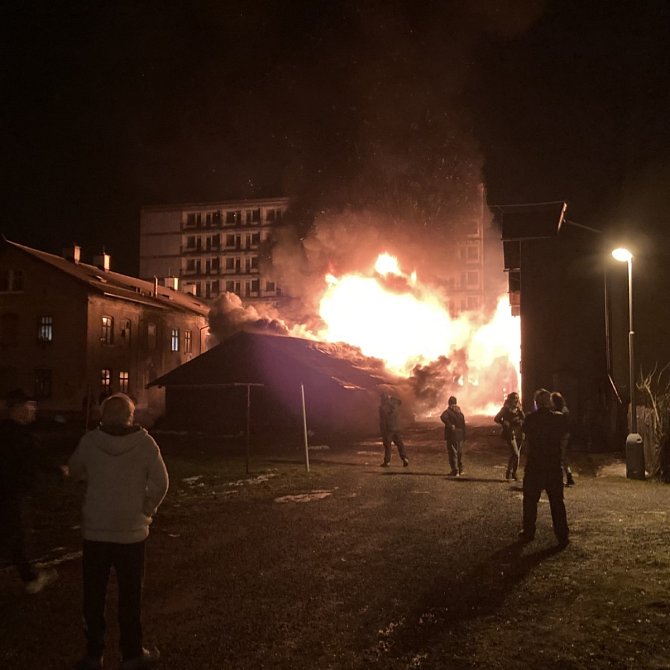 Požár kůlny v Železném Brodě.