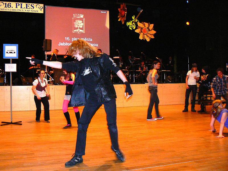 V jabloneckém Eurocentru na sobotním 16. plese Jablonce vystoupili žáci ZUŠ s ukázkami z původního muzikálu Filmový Fanda.