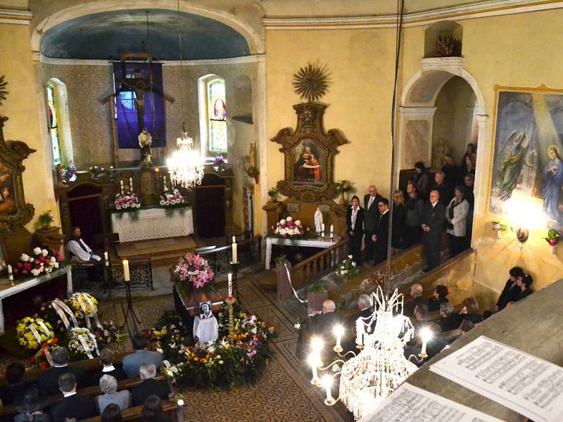 Poslední rozloučení s akademickou malířkou Ivanou Houserovou v kostele sv. Josefa na Krásné.