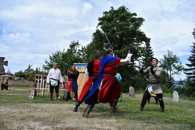 Skupina historického šermu Artuš Bohemia na tento víkend připravila již tradiční Historický víkend na rozhledně Štěpánka.