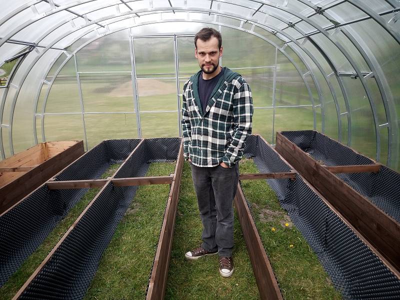 Rekreační středisko Jablochaty ve Vesci pod Kozákovem. Tomáš Kuna zprostředkoval pro uprchlíky z Ukrajiny i velký skleník, kde budou pěstovat zeleninu.