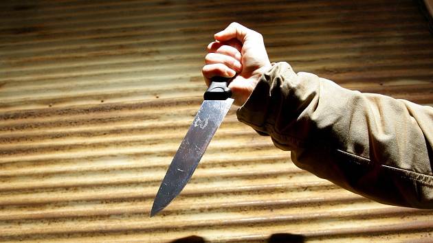 Nůž v ruce útočníka. Ilustrační snímek