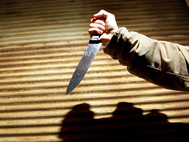 Nůž v ruce útočníka. Ilustrační snímek