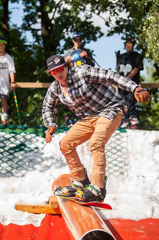 Další ročník oblíbené freestylové akce Jablonec Summer Jib proběhl 20. srpna v areálu Slunečních lázní v Jablonci nad Nisou. Závodníci na lyžích a snowboardu předvedli triky na překážkách na dovezeném sněhu.