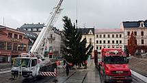 V Jablonci už stojí vánoční strom.