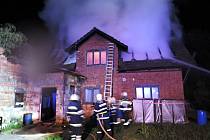 Při nočním požáru rodinného domu v Nové Vsi nad Popelkou na Semilsku objevili hasiči torzo ohořelého těla. 