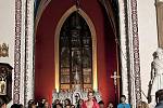 Jeden z posledních koncertů jabloneckého dětského pěveckého sboru Vrabčáci se konal při akci Noc zámecké kaple na Sychrově.