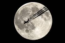 ÚPLNĚK. MOZEK SROVNÁVÁ ZNÁMÉ OBJEKTY na obzoru s Měsíce. Vysoko na obloze, kde srovnání chybí, se Měsíc jeví menší. Astrofotografie Měsíce s letadlem A380 Emirates airlines.