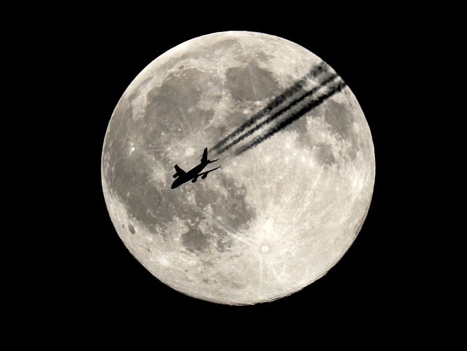 ÚPLNĚK. MOZEK SROVNÁVÁ ZNÁMÉ OBJEKTY na obzoru s Měsíce. Vysoko na obloze, kde srovnání chybí, se Měsíc jeví menší. Astrofotografie Měsíce s letadlem A380 Emirates airlines.