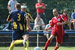 Fotbalisté Železného Brodu získali první divizní bod. Se Svitavy (v pruhovaném) hráli 1:1. 