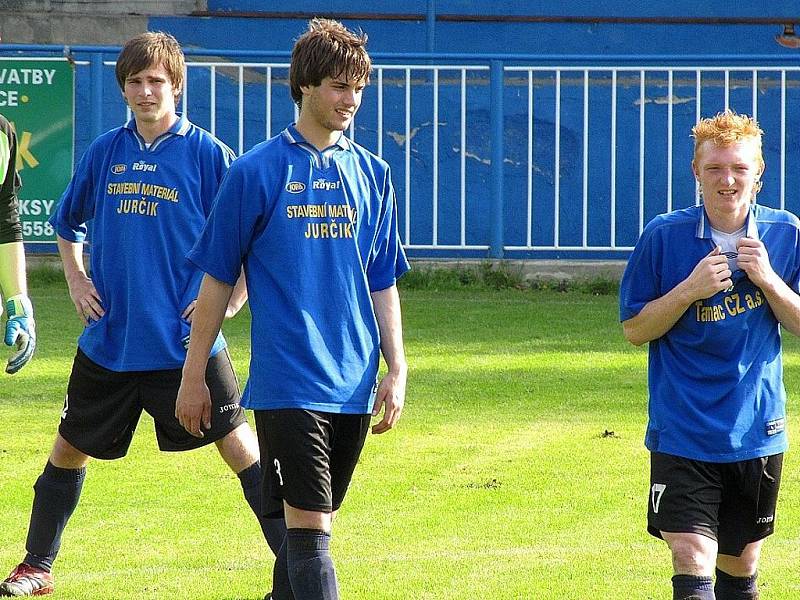 Fotbalisté Doks (v modrém) hostili v dalším kolem krajské I. A třídy na svém hřišti hráče Skalice. Ani jeden tým nedokázal skórovat.