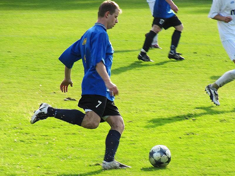 Fotbalisté Doks (v modrém) hostili v dalším kolem krajské I. A třídy na svém hřišti hráče Skalice. Ani jeden tým nedokázal skórovat.