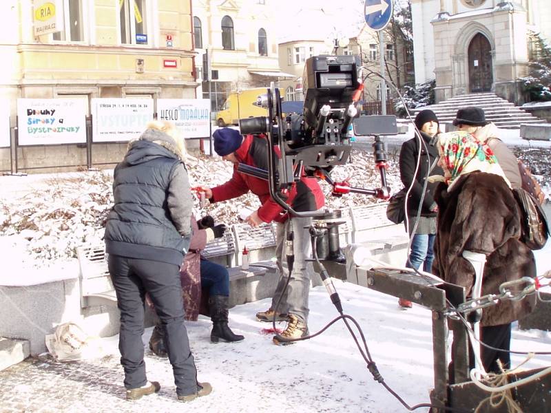 ŠTÁB JIFIS natáčel klíčové scény k filmu Lhostejnost v neděli v mrazivém počasí. Hlavní scény se odehrávaly na náměstí Dr. Farského v Jablonci. Film pro Febiofest musí být za dva týdnu hotov. Žena, o níž film vypráví, zemřela v Liberci na Fügnerově ulici.