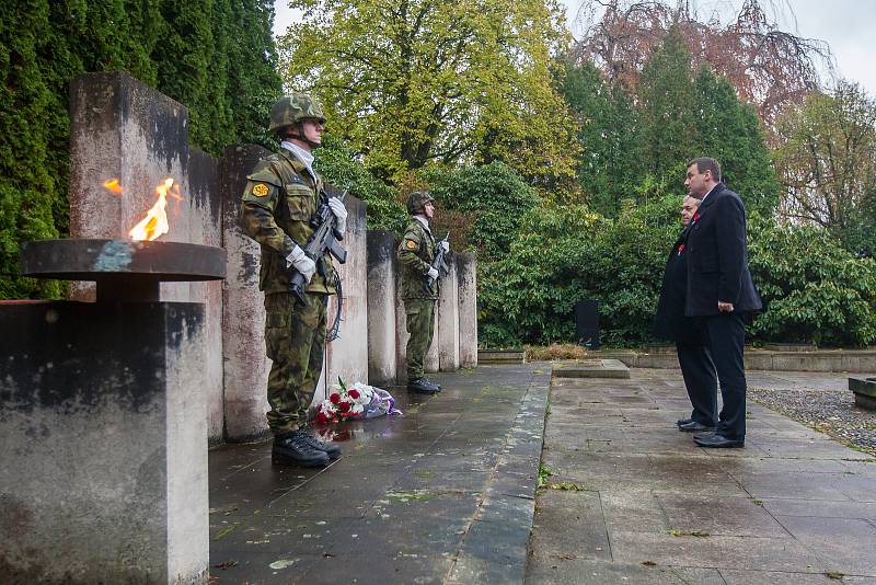 Na snímku vpravo je Martin Půta při pietním aktu na vojenském hřbitově v Ruprechticích.