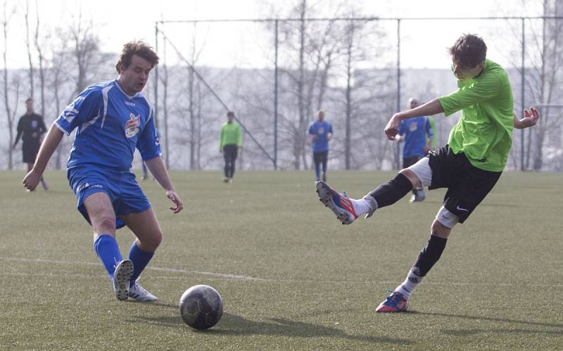 Na turnaji v Břízkách porazily zkušené Maršovice (v modrém) ambiciózní dorost Jiskry Mšeno 6:4.