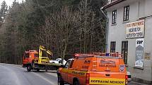 Řidič pod vlivem alkoholu měl v sobotu v noci štěstí, další pád vozu zastavil vzrostlý strom. Odtahová služba vozidlo vytáhla v neděli ráno. 